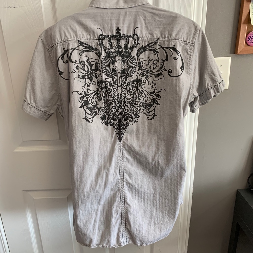3/15$ Two a.m. Men’s button shirt with detail
